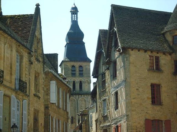 Guide Ultime pour des Vacances Inoubliables à Sarlat: Hébergement, Gastronomie et Activités